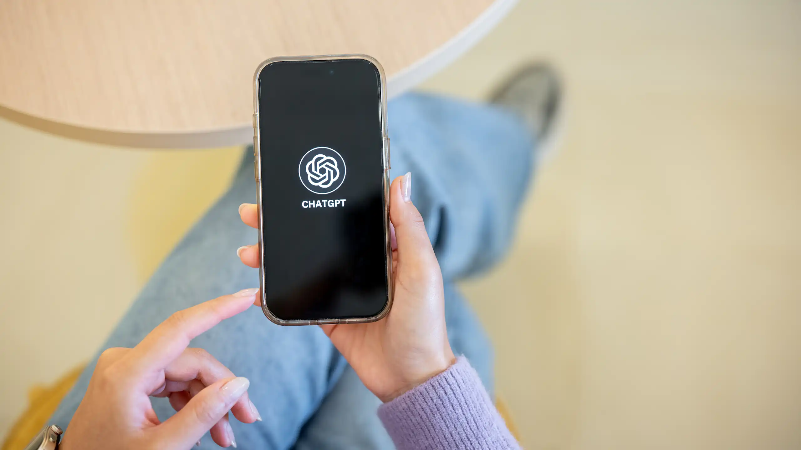 Una pantalla de móvil con el logotipo de ChatGPT