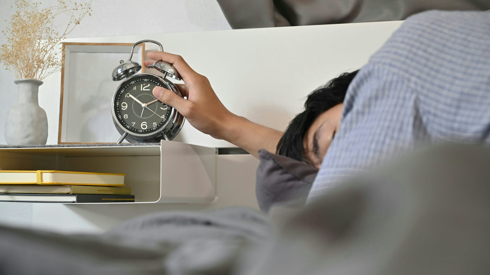 Une personne éteint son alarme