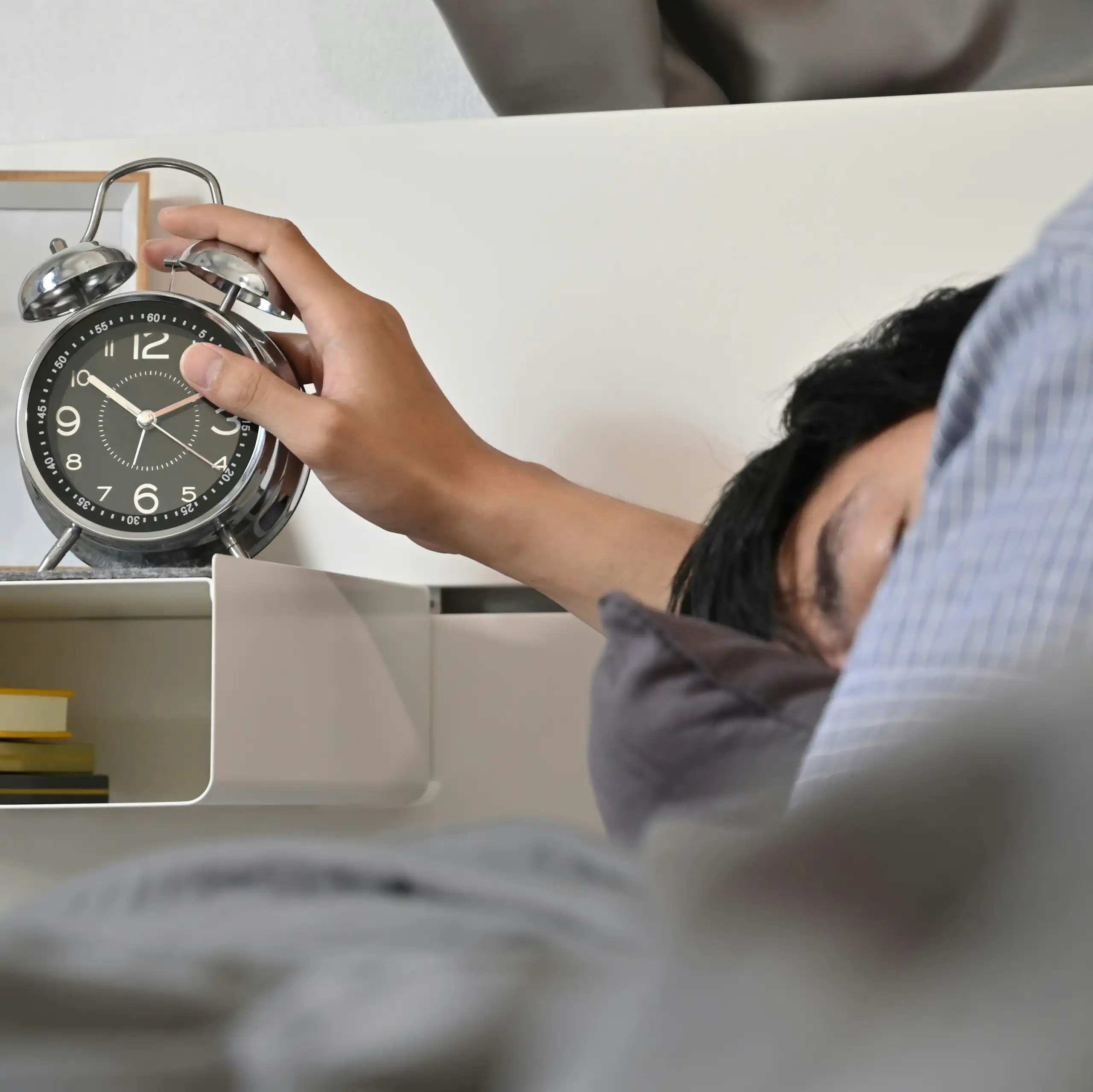 Une personne éteint son alarme