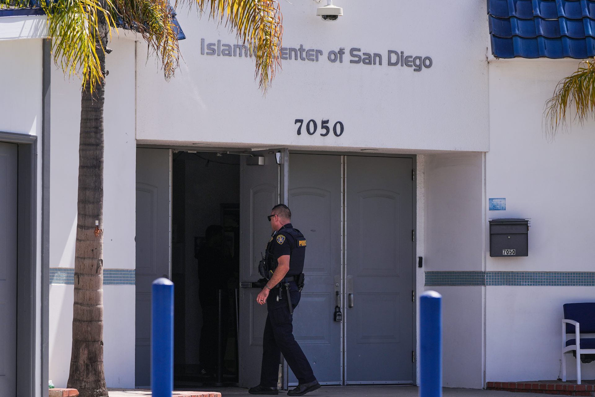 Un policía entra al edificio.