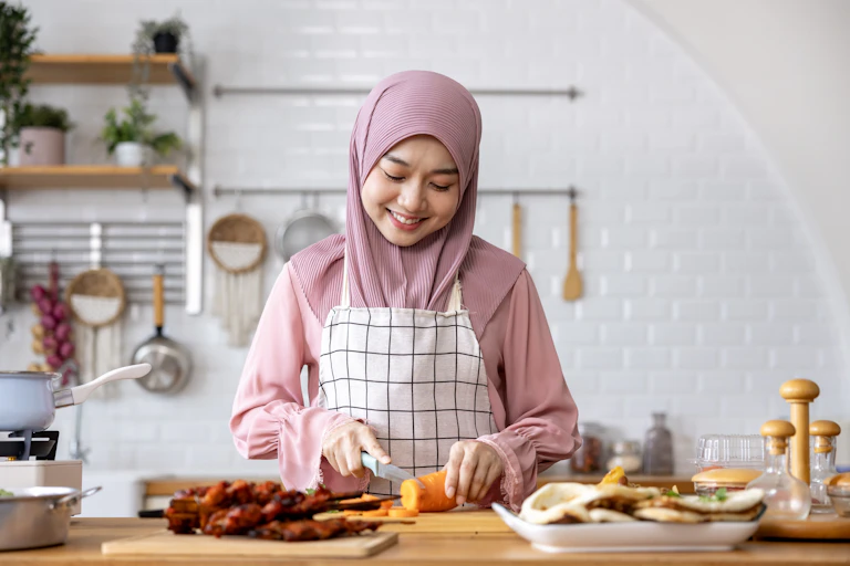 Tren tradwife_ bukan sekadar gaya hidup, melainkan mekanisme sosial baru untuk mendisiplinkan ambisi perempuan.