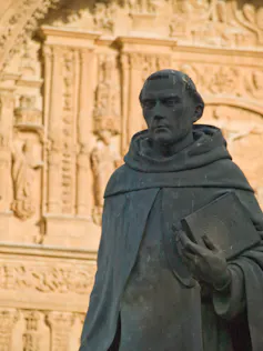 Estatua de Francisco de Vitora en Salamanca.