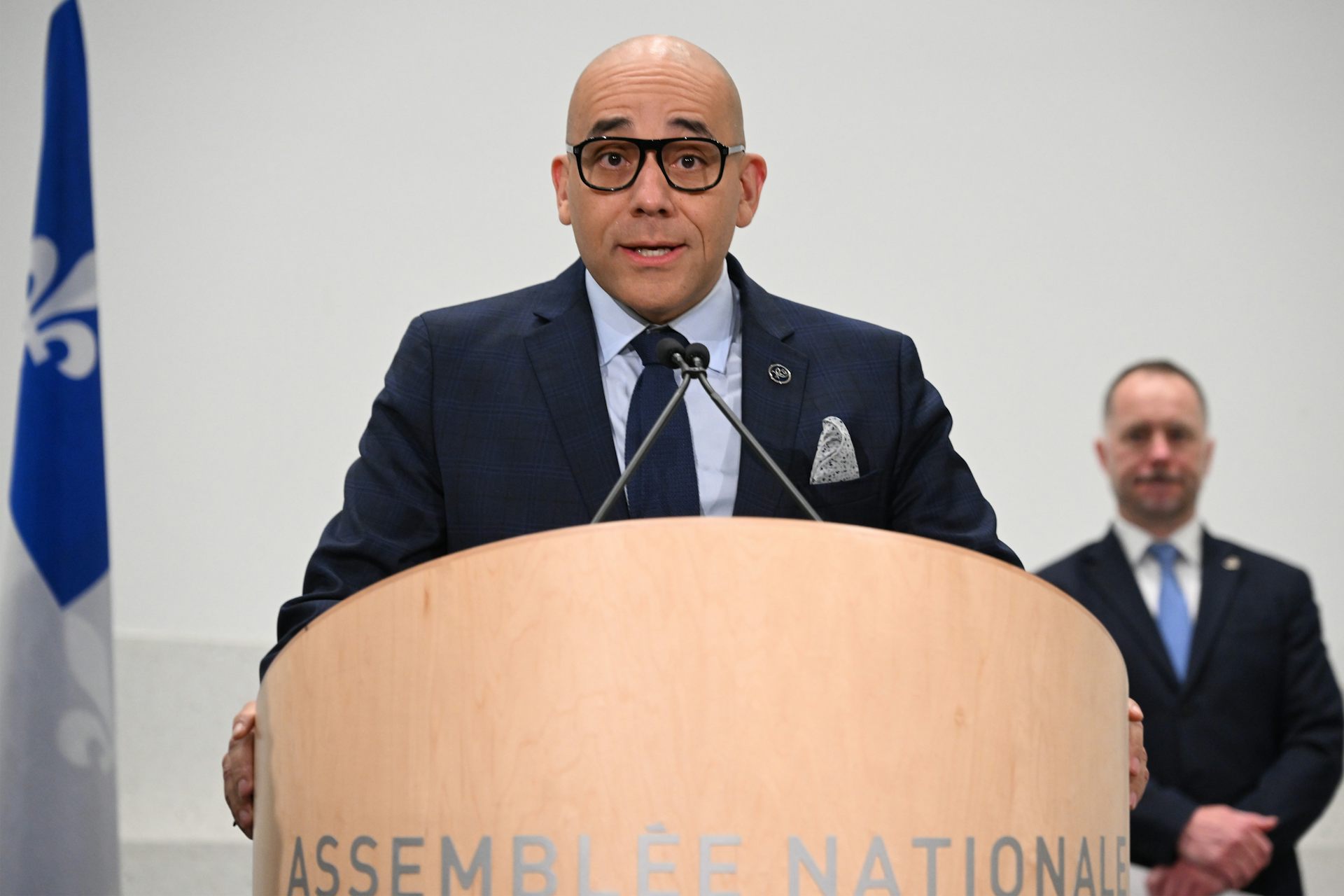 Christopher Skeete, ministre des Relations internationales et de la Francophonie, parle au micro