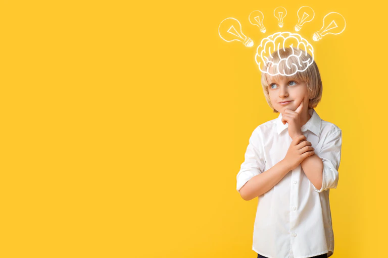 Niño con el dibujo de un cerebro y una bombilla en su cabeza.