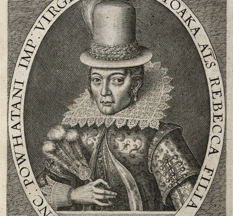 Más allá de Disney: retrato de Pocahontas de 1616 muestra cómo los colonizadores ingleses veían a los nativos americanos 1 Grabado en blanco y negro de una mujer con una expresión seria en el rostro, con un vestido profusamente bordado.