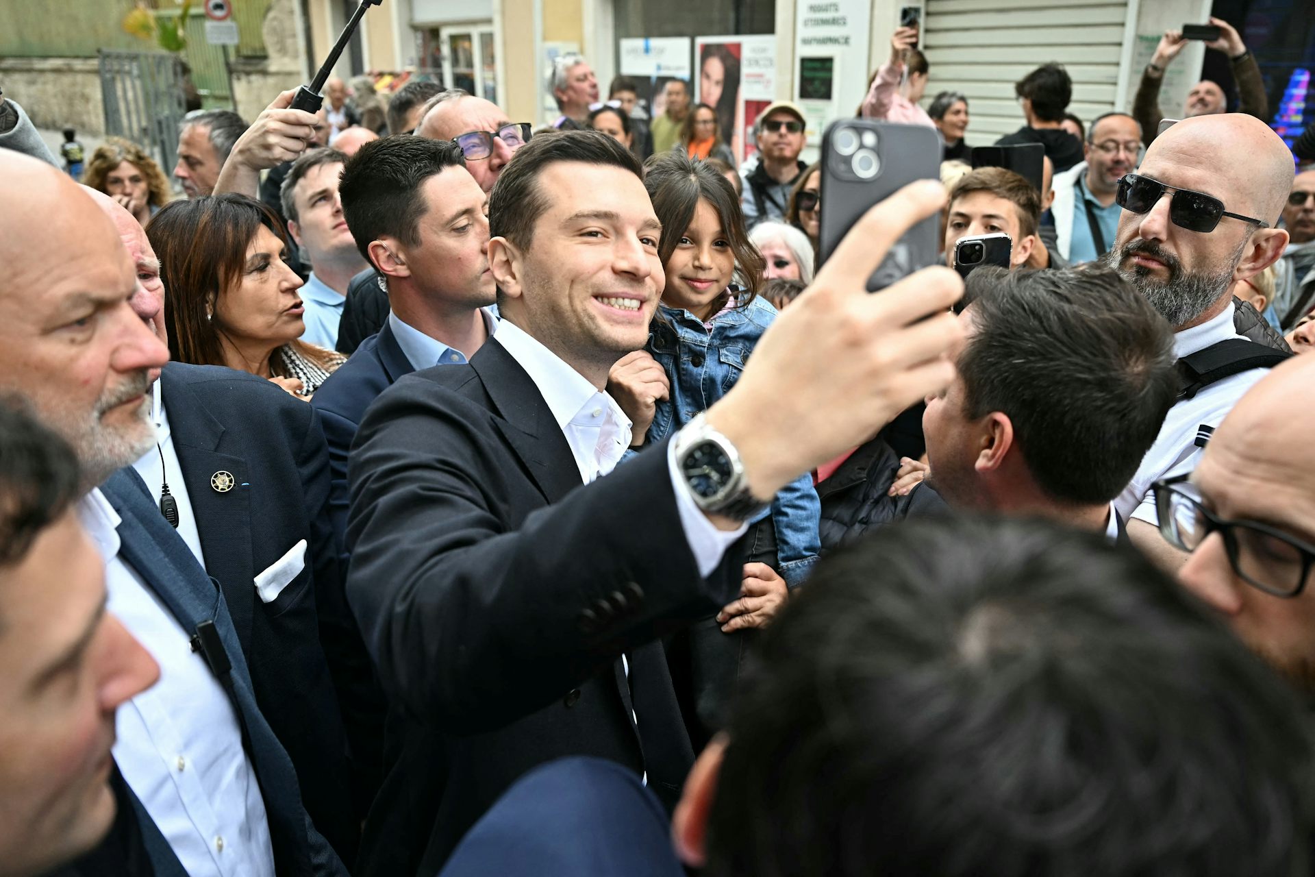 Influenceur sur TikTok, président sur Facebook : la nouvelle stratégie de Jordan Bardella