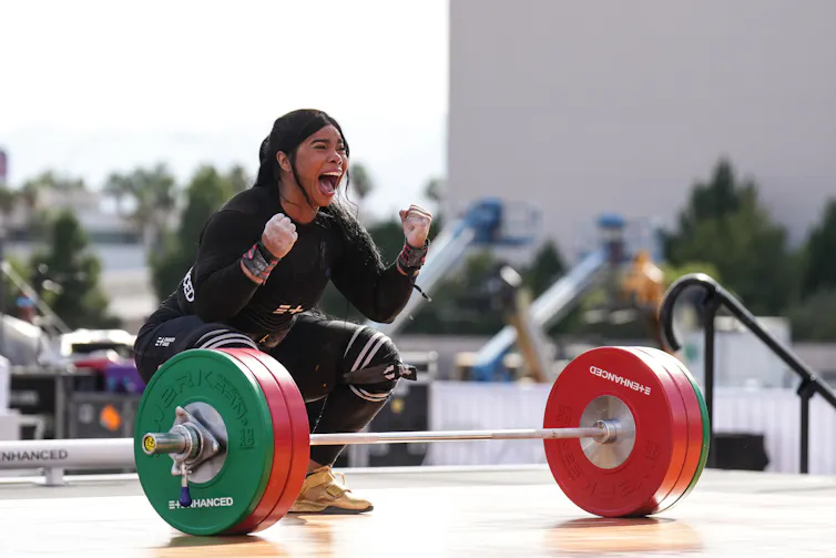 Leidy Solis, da Colômbia, comemora após competir no levantamento de peso feminino nos Enhanced Games.