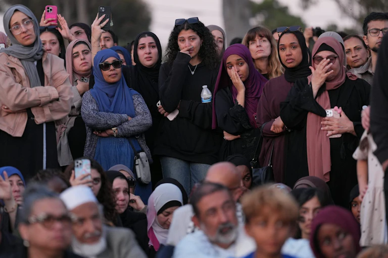 Une foule de gens recueillis