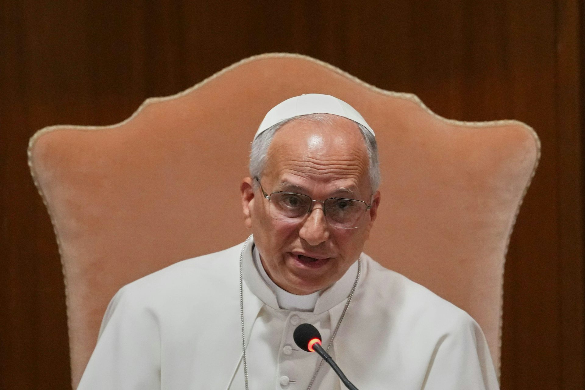 O Papa Leão XIV apresenta sua primeira encíclica no Vaticano, em 25 de maio.