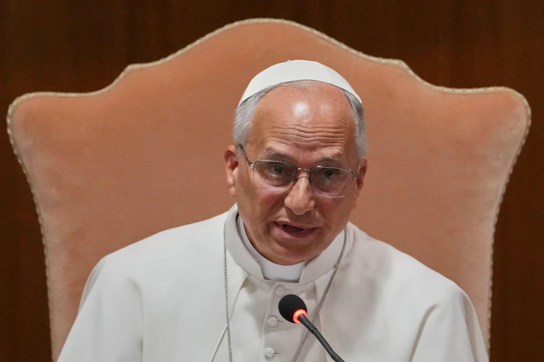 O Papa Leão XIV apresenta sua primeira encíclica no Vaticano, em 25 de maio.