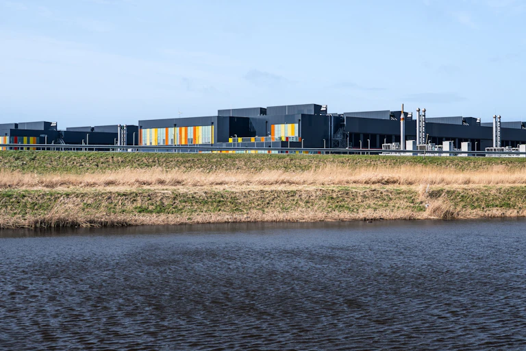 centre de données devant un plan d'eau