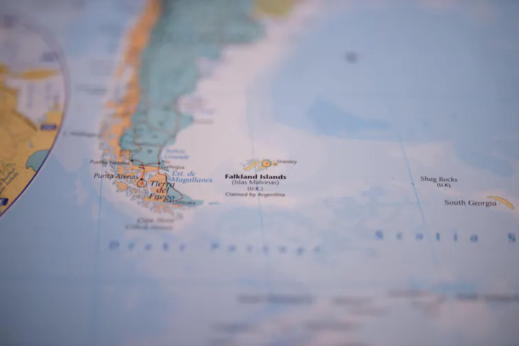 Map of Falkland Islands/Islas Malvinas, showing its position about 500kms off the coast of Argentina in the South Atlantic.