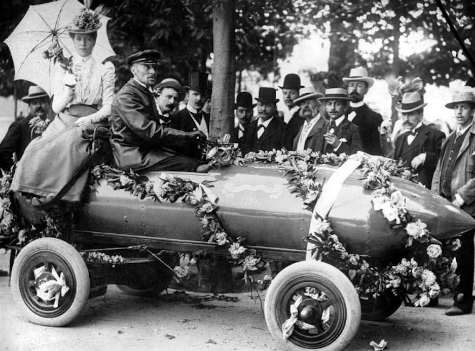 Camille Jenatzy et sa femme lors de la célébration du record établi avec la Jamais Contente en 1899 aux Tuileries