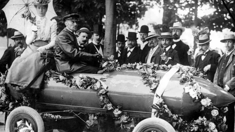 Camille Jenatzy et sa femme lors de la célébration du record établi avec la Jamais Contente en 1899 aux Tuileries