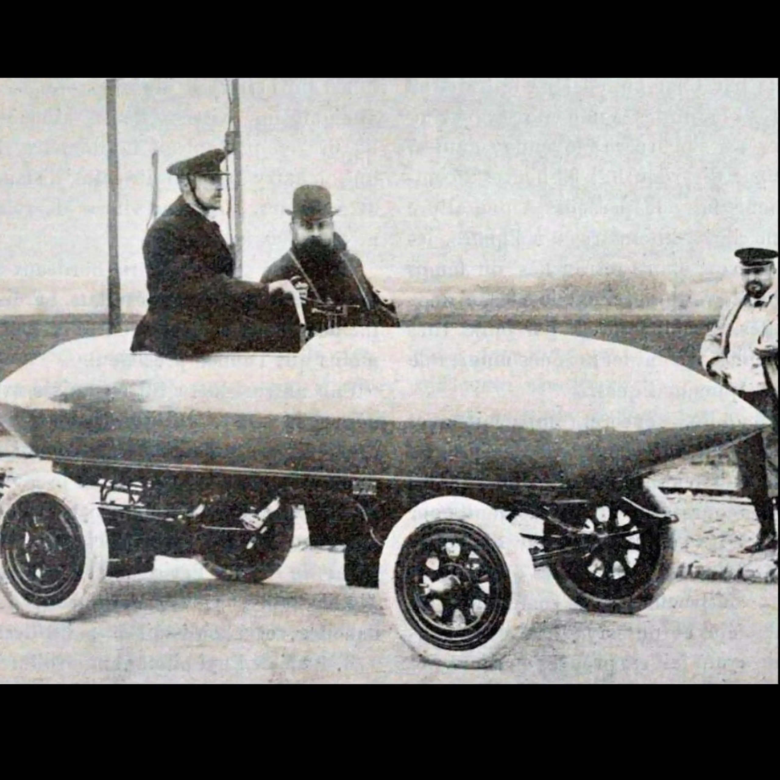 Archives photographiques des véhicules dont les chauffeurs (à gauche Jenatzy, à droite on ne sait pas) posent pour la caméra.