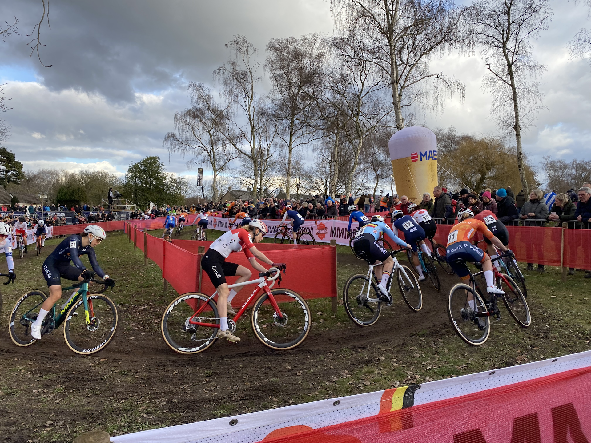 Des femmes à vélo compétitionnent.