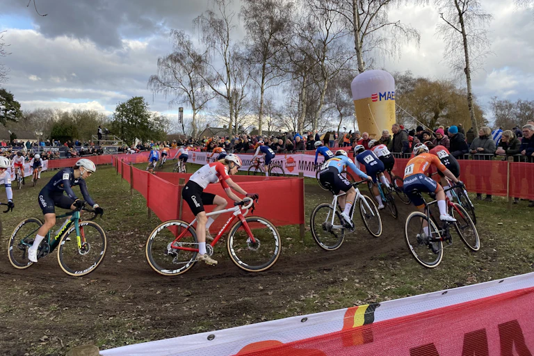 Des femmes à vélo compétitionnent.