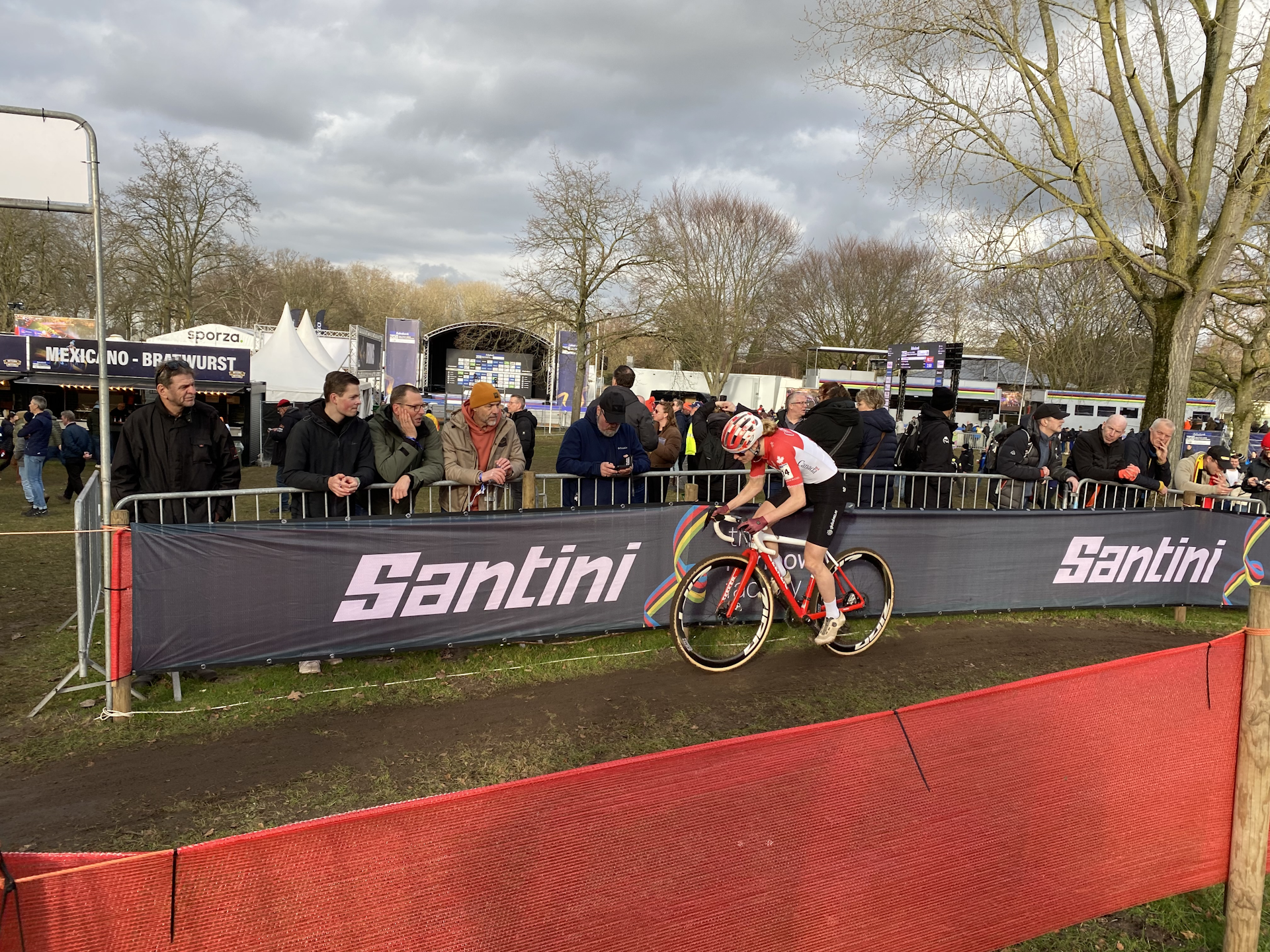 La cycliste Maghalie Rochette pédale devant les spectateurs