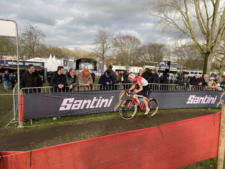 La cycliste Maghalie Rochette pédale devant les spectateurs
