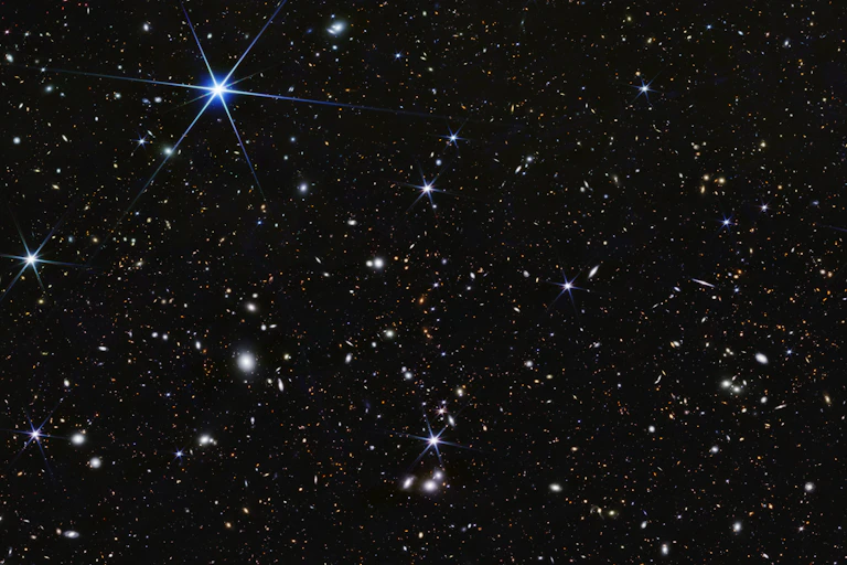 Muitas estrelas brilhantes contra a escuridão do espaço