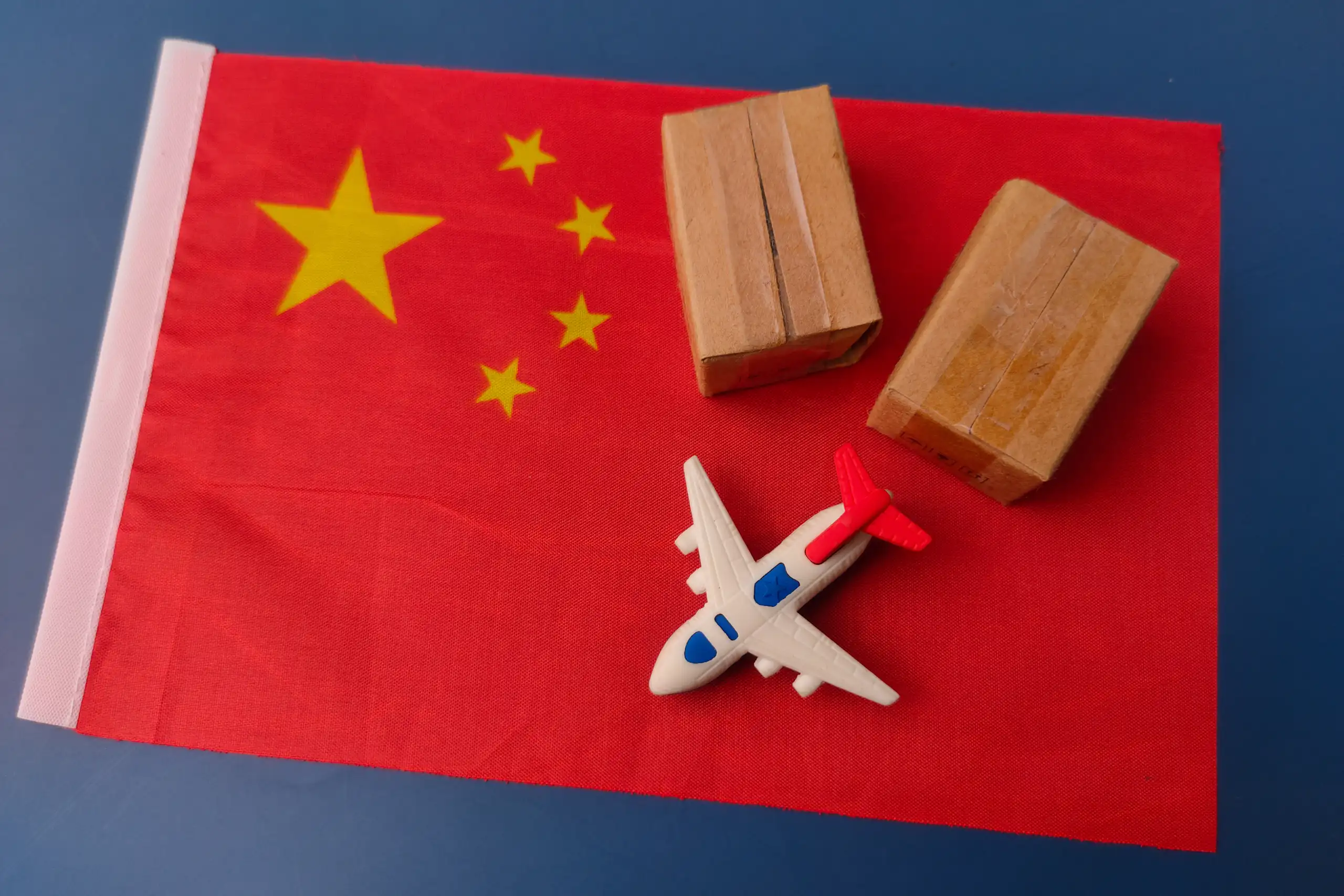 Colis sur un drapeau chinois avec un avion