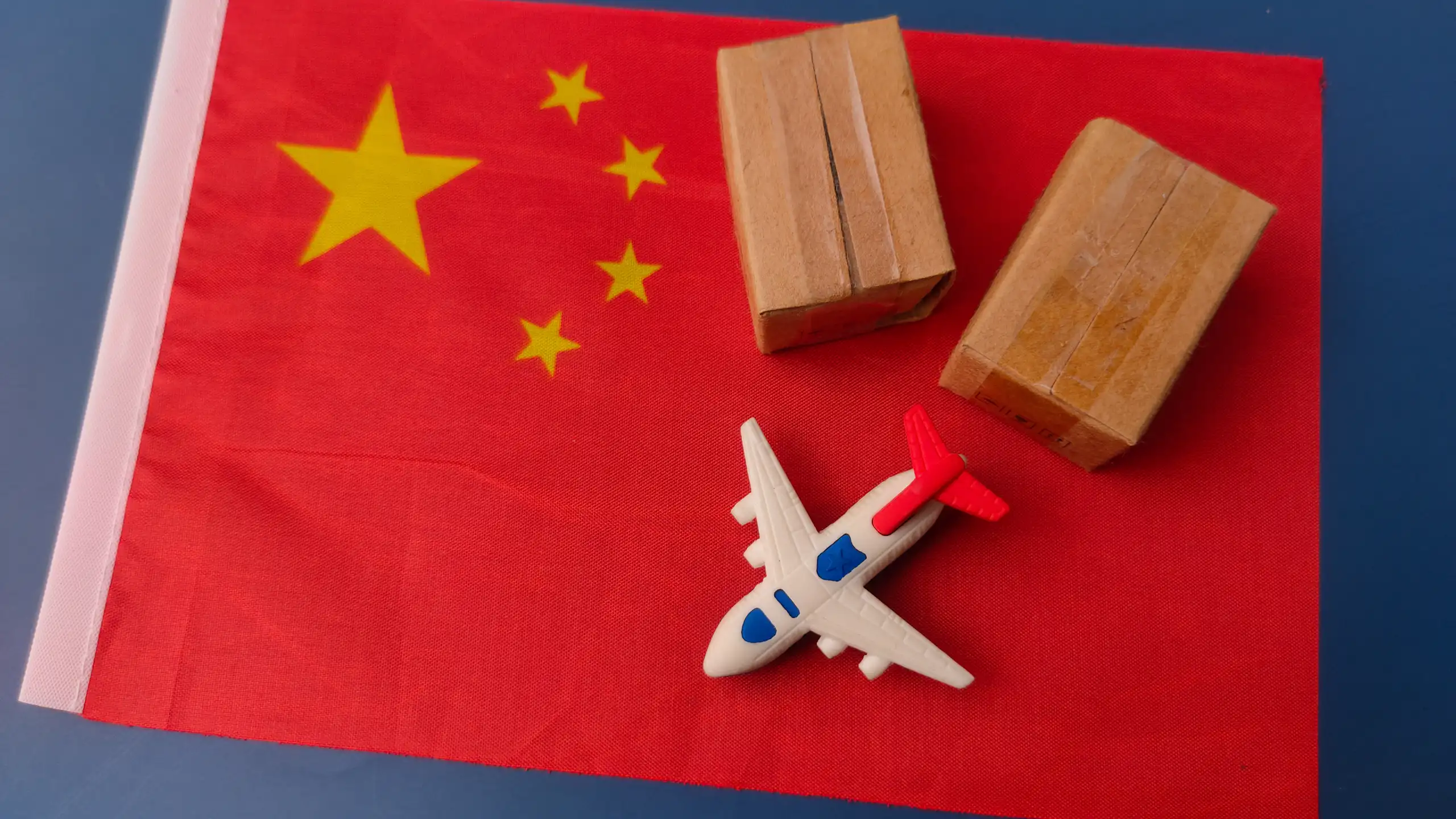 Colis sur un drapeau chinois avec un avion