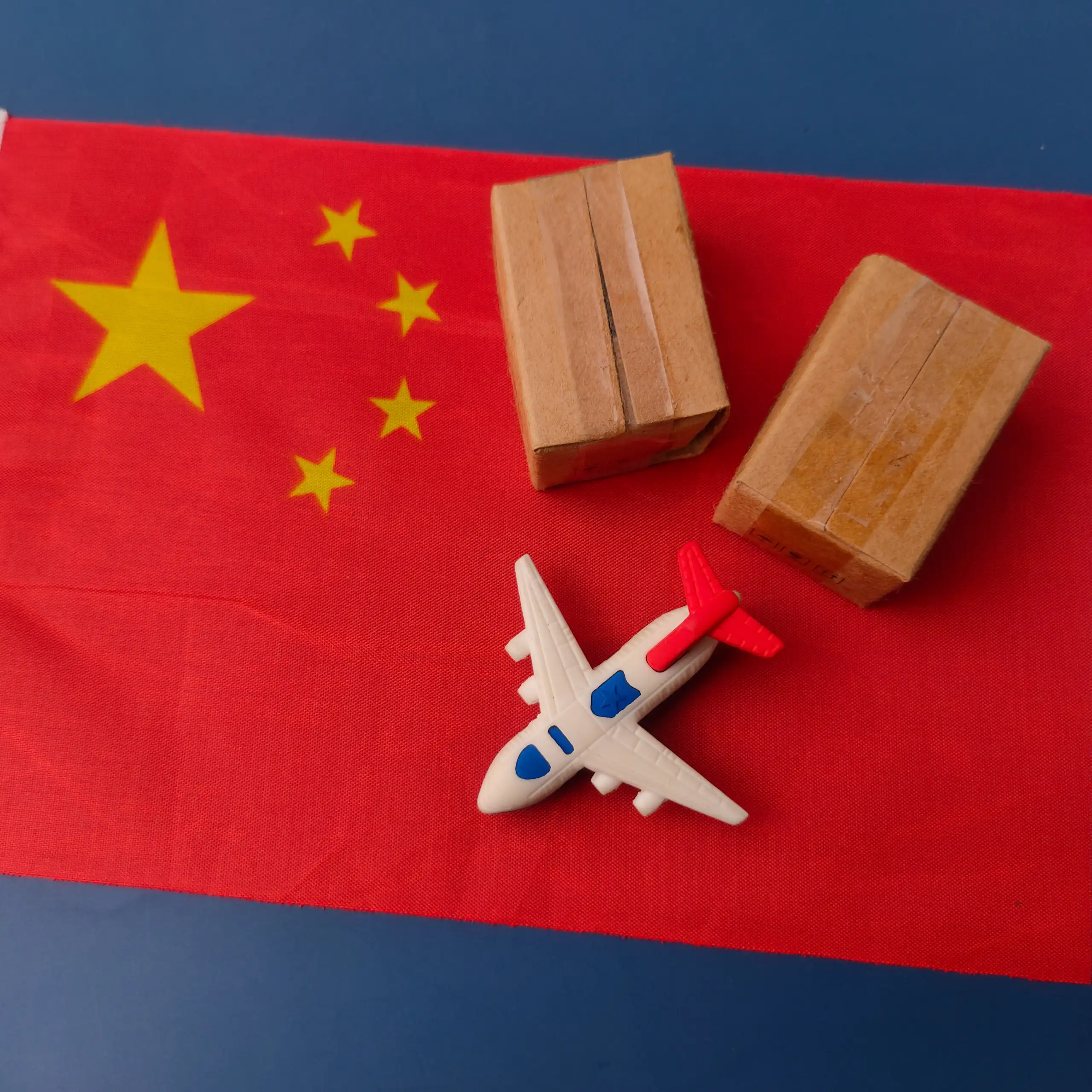 Colis sur un drapeau chinois avec un avion
