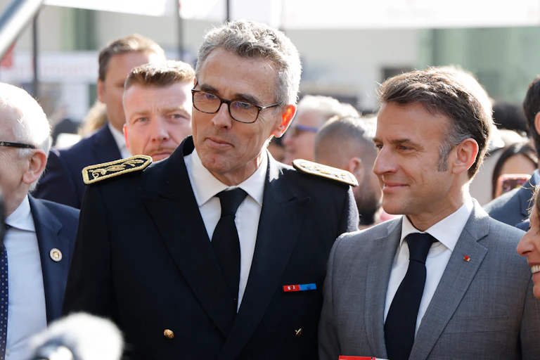 Gros plan sur Emmanuel Macron et Marc Guillaume au cours d'un événement public.