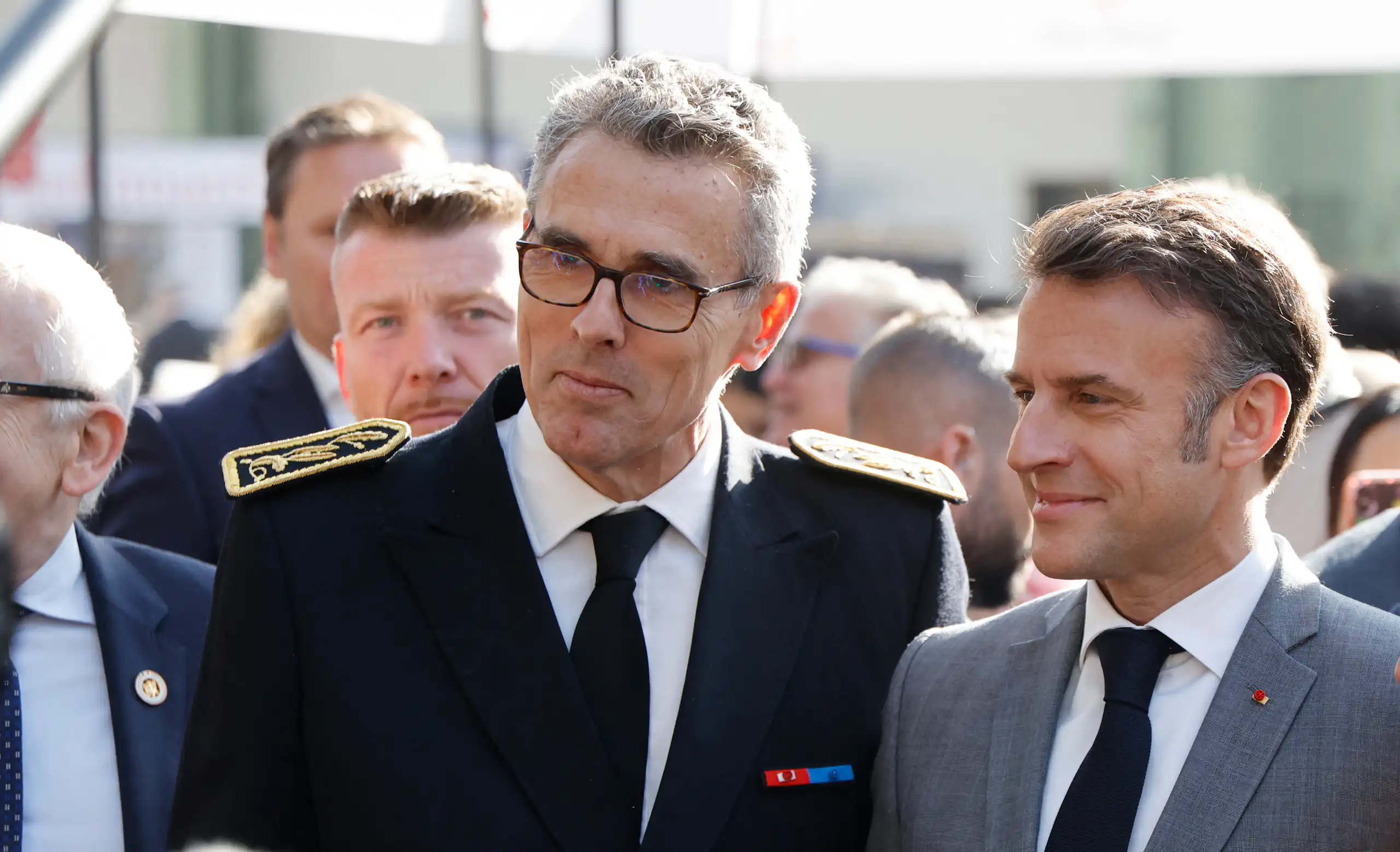 Gros plan sur Emmanuel Macron et Marc Guillaume au cours d'un événement public.