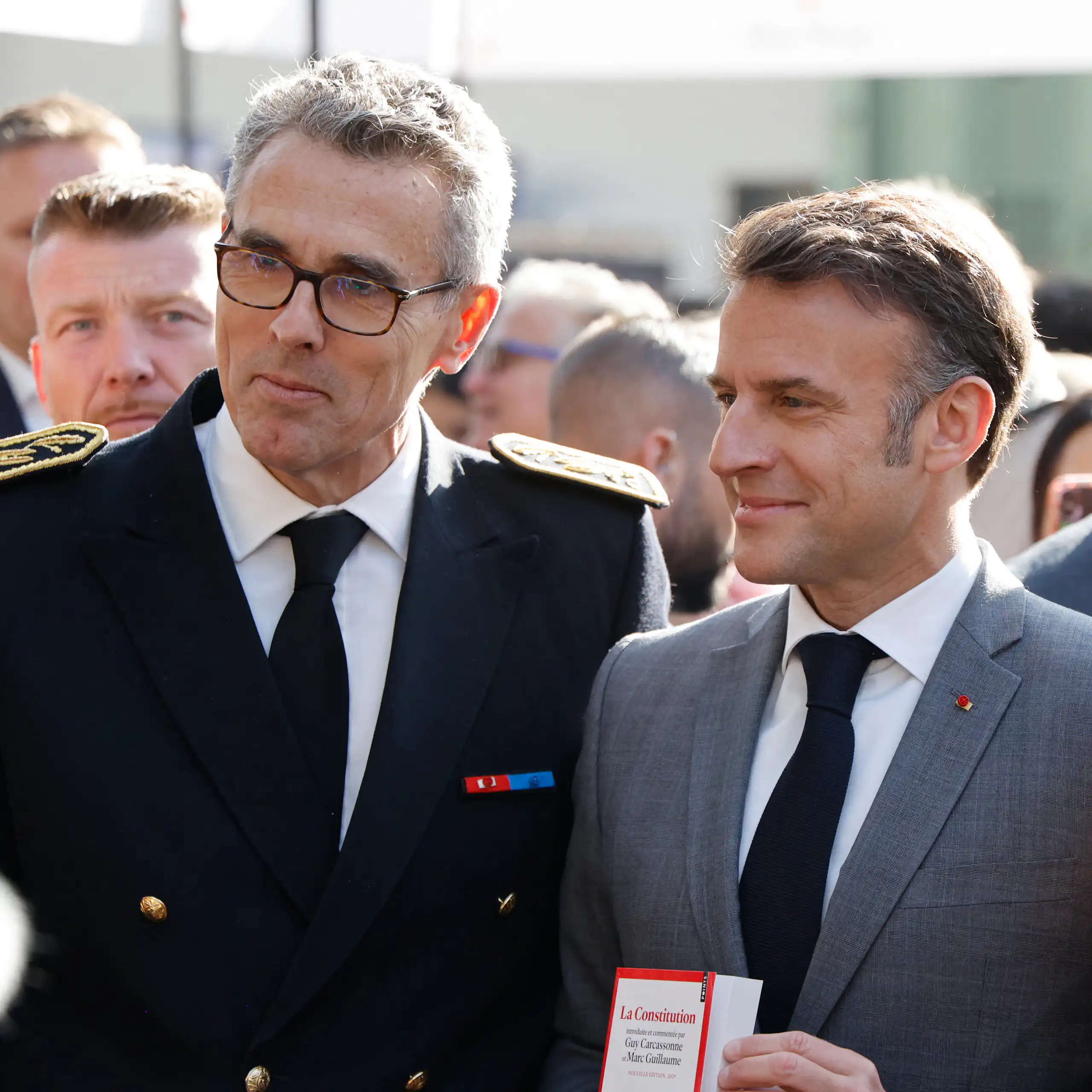 Gros plan sur Emmanuel Macron et Marc Guillaume au cours d'un événement public.
