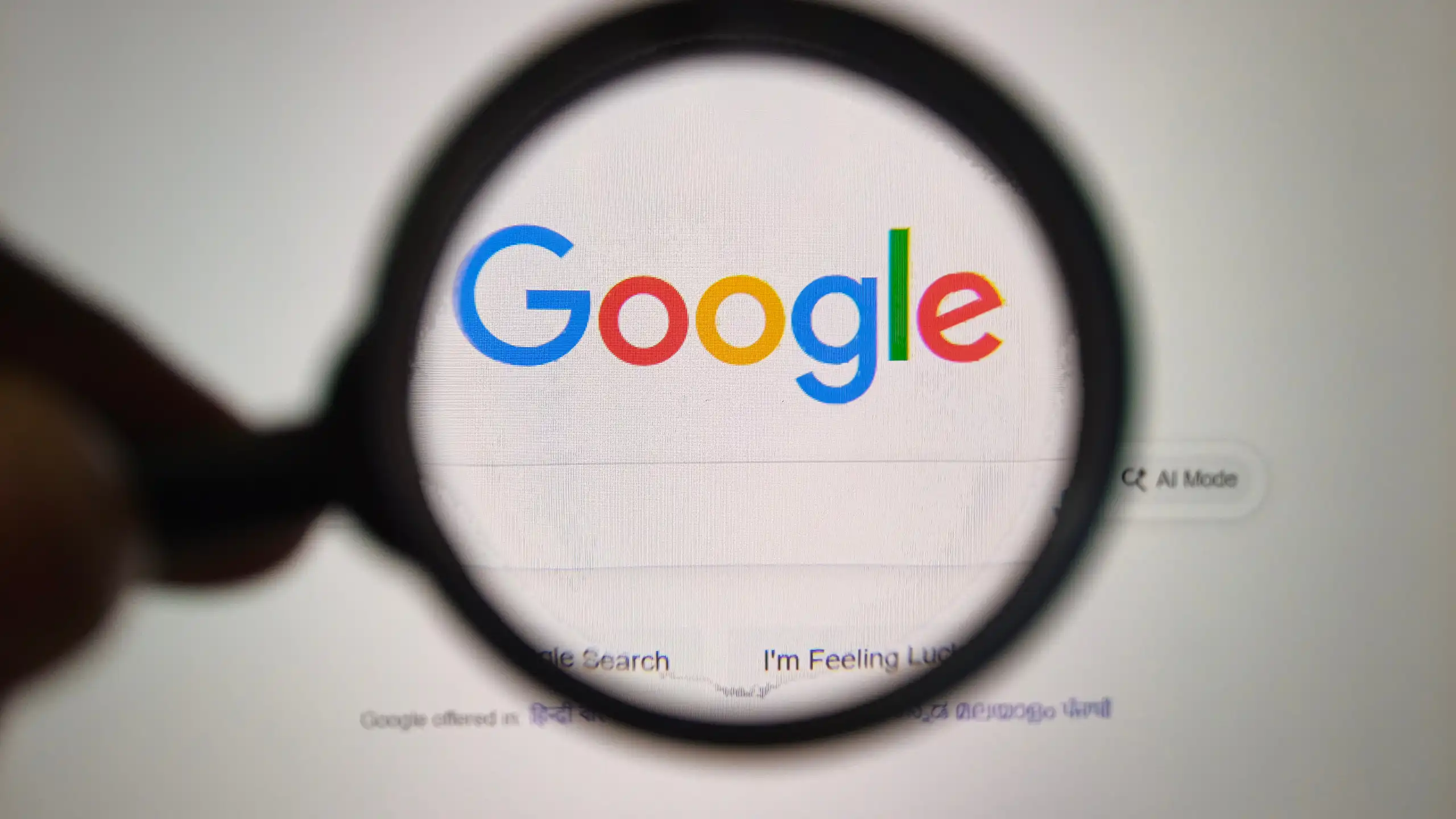 Una lupa sobre el logotipo de Google