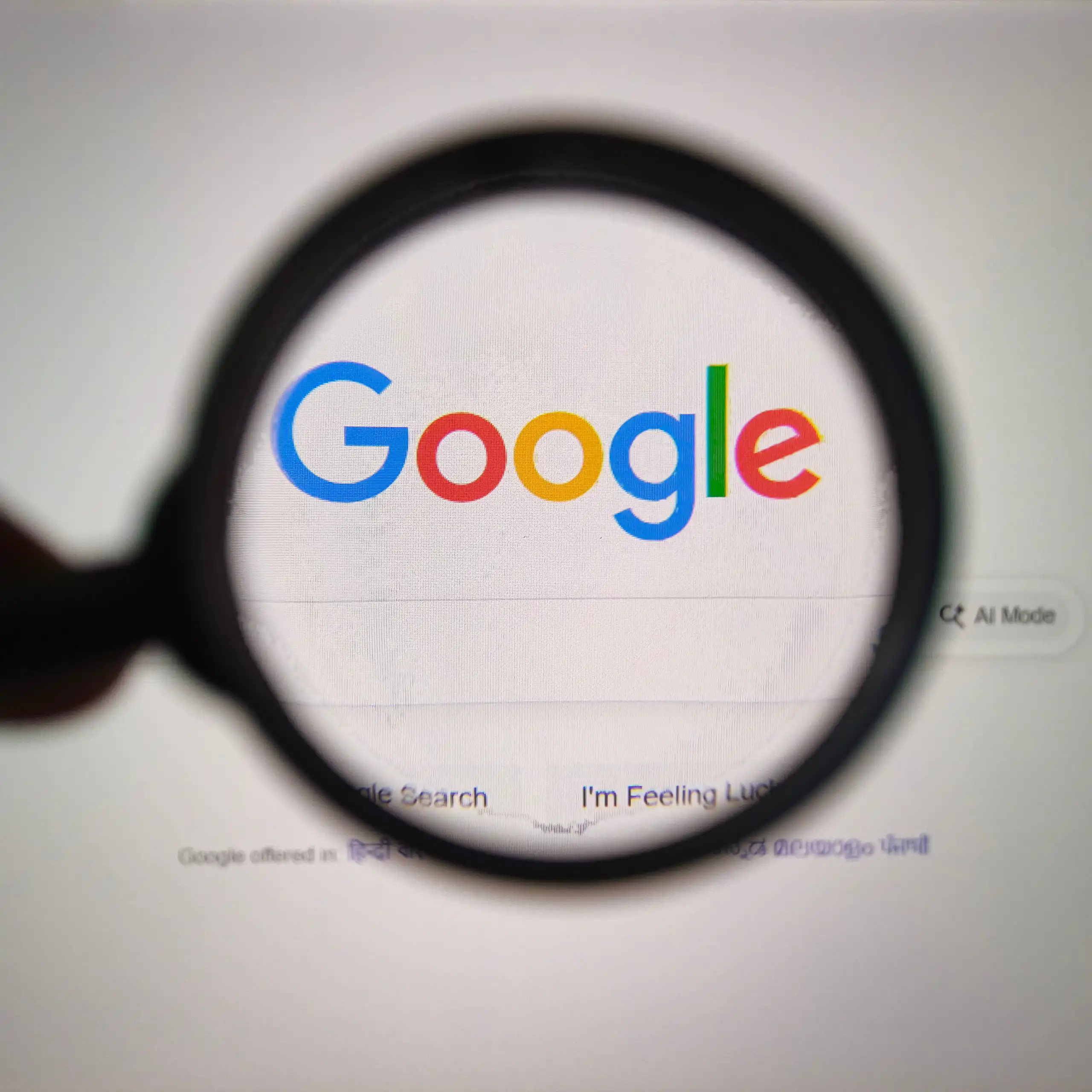 Una lupa sobre el logotipo de Google
