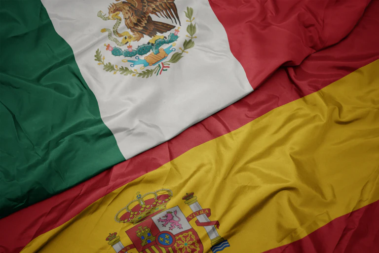 Una bandera mexicana al lado de una bandera española.