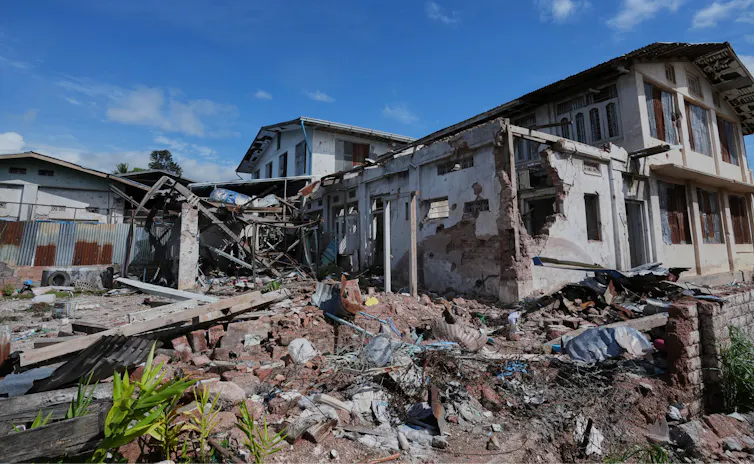 La guerra olvidada de Myanmar: cómo el mundo incumple la prueba de la responsabilidad de la ONU de proteger 3 Casa dañada contra el cielo azul.
