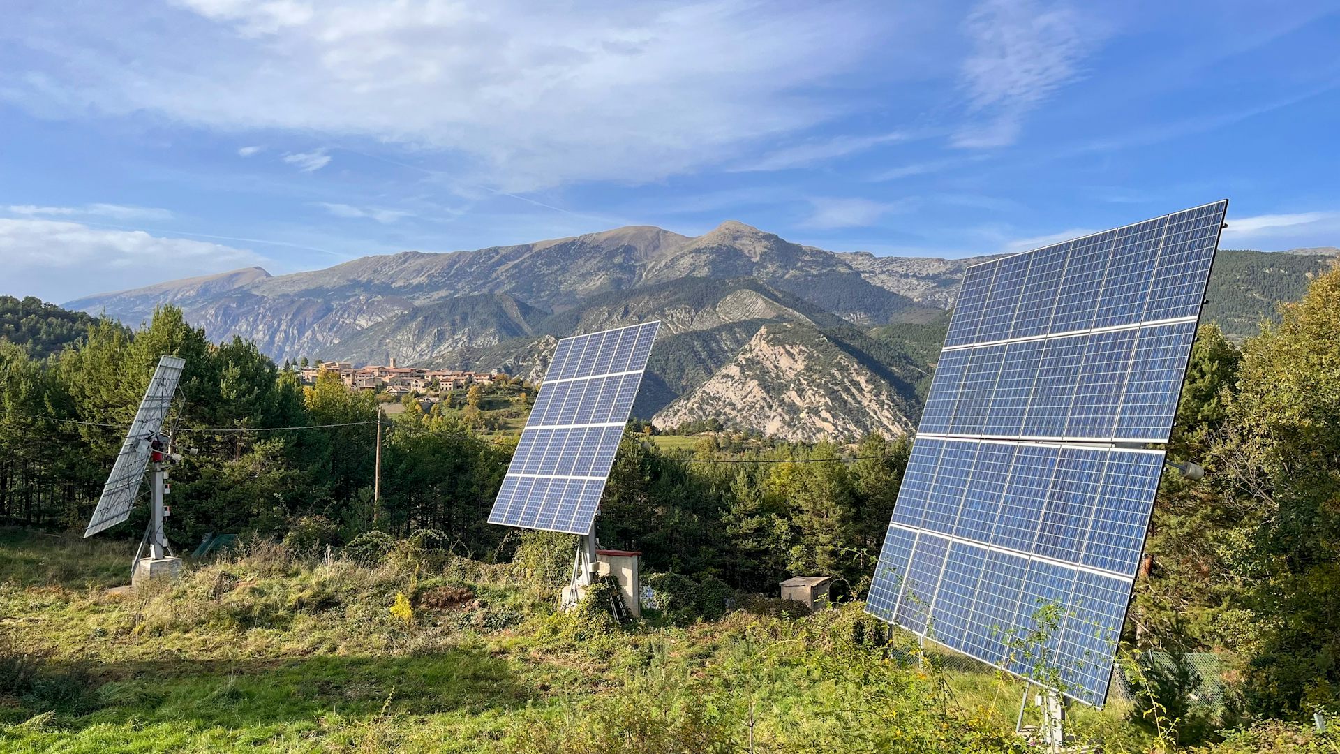 Panels solars desplegats a un paisatge de muntanya.