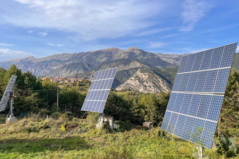Panels solars desplegats a un paisatge de muntanya.