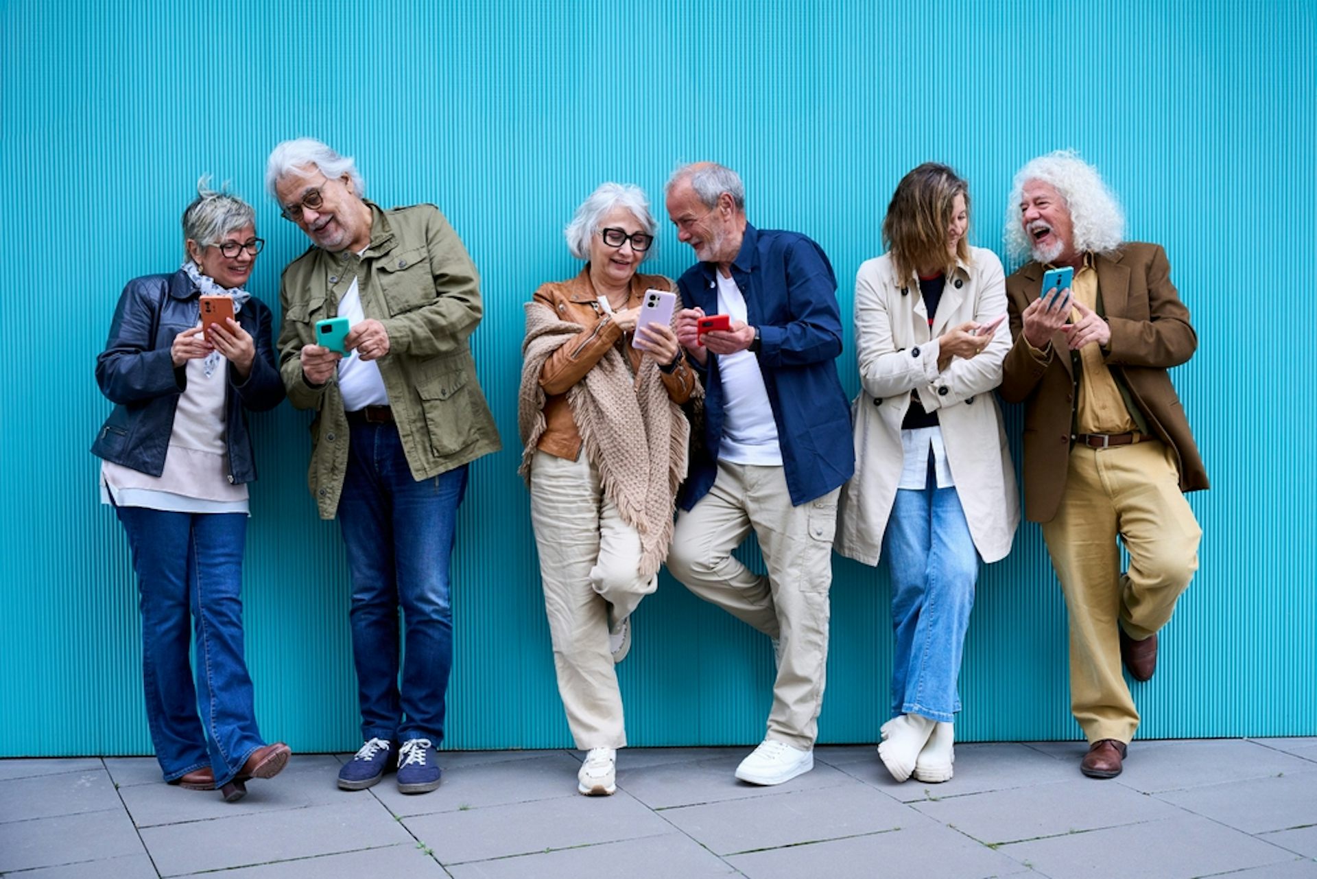 Des seniors avec des smartphones. 