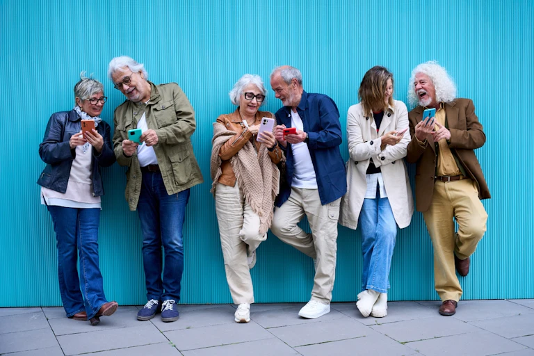 Des seniors avec des smartphones.