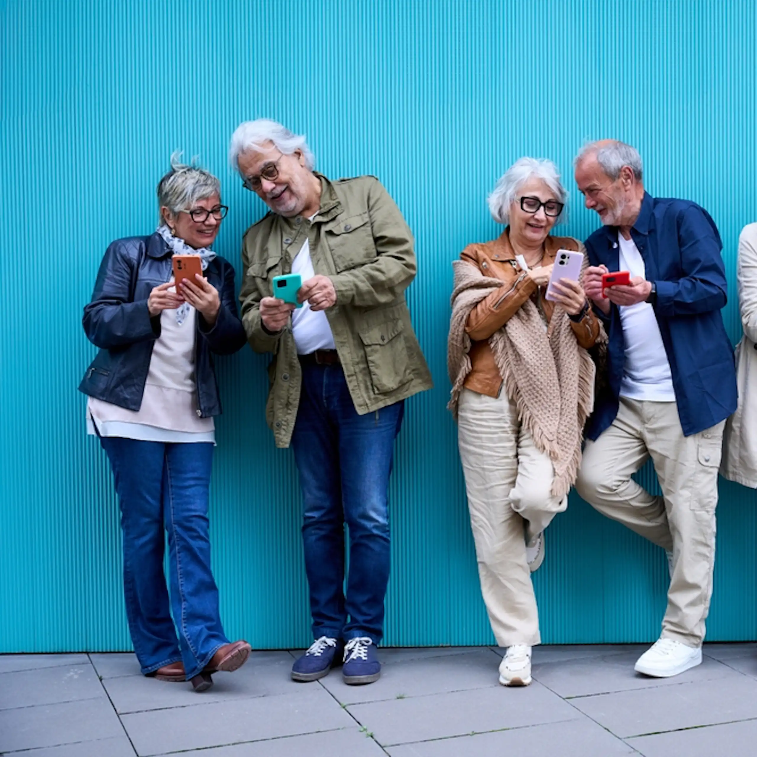 Des seniors avec des smartphones.