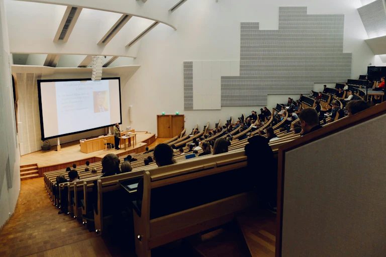 Une salle de classe universitaire