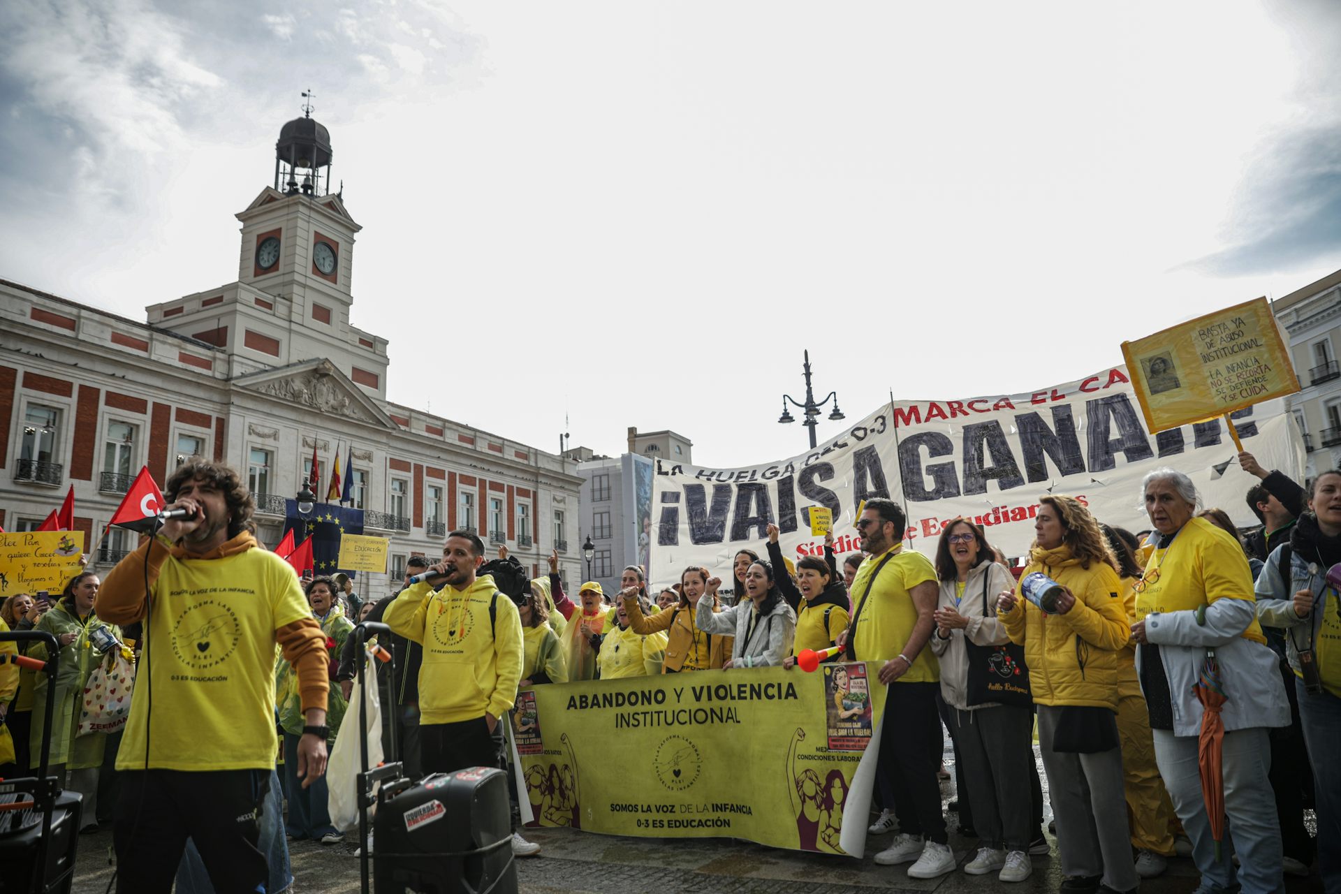 Manifestación con personas vestidas con prendas amarillas