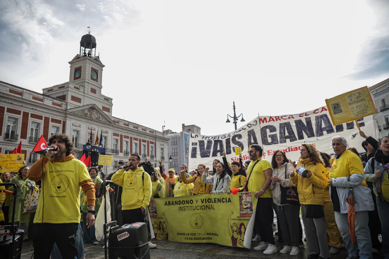 Manifestación con personas vestidas con prendas amarillas