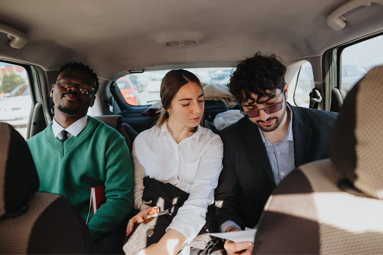 Trois jeunes dans une voiture pour un covoiturage