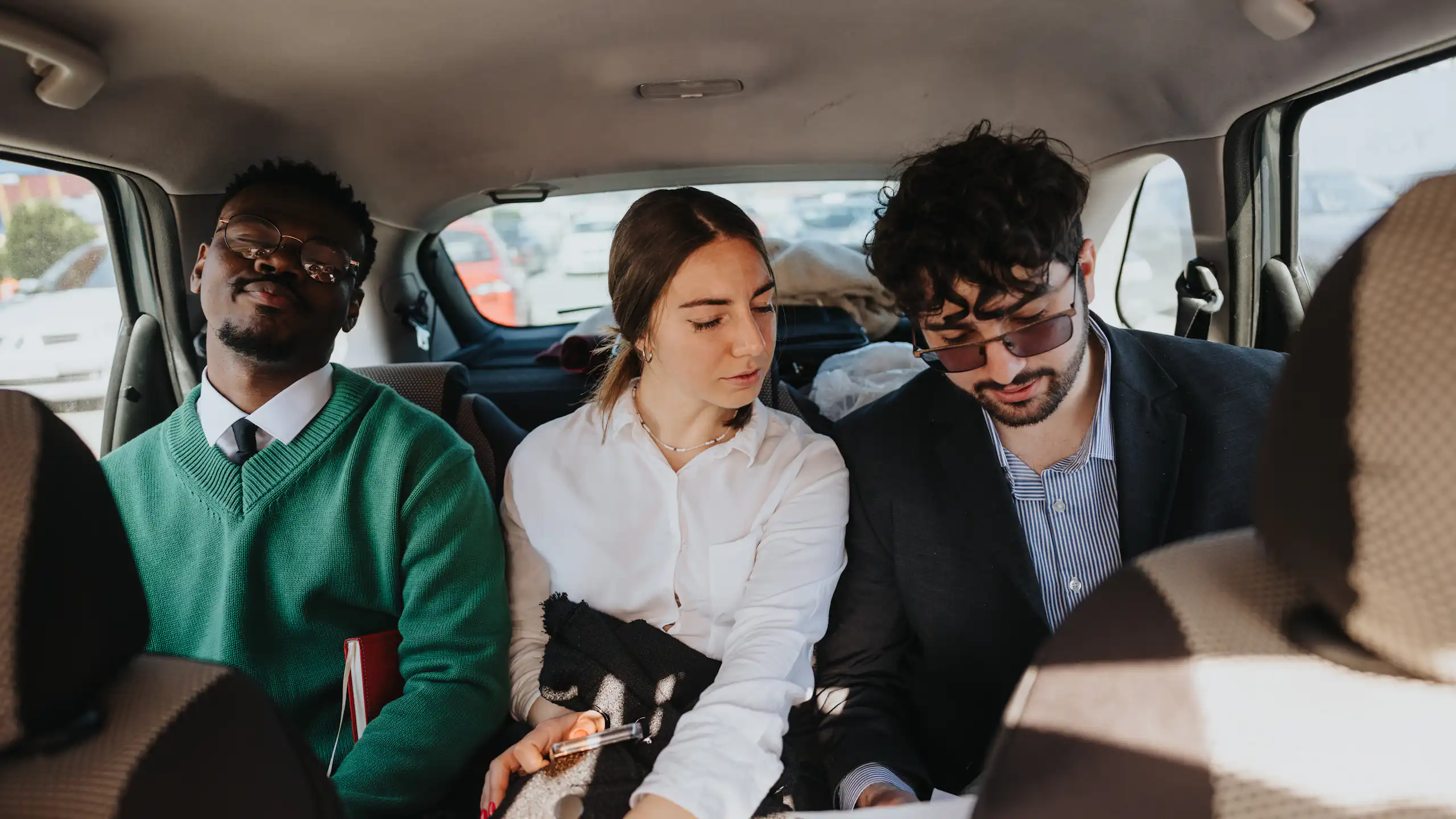 Trois jeunes dans une voiture pour un covoiturage