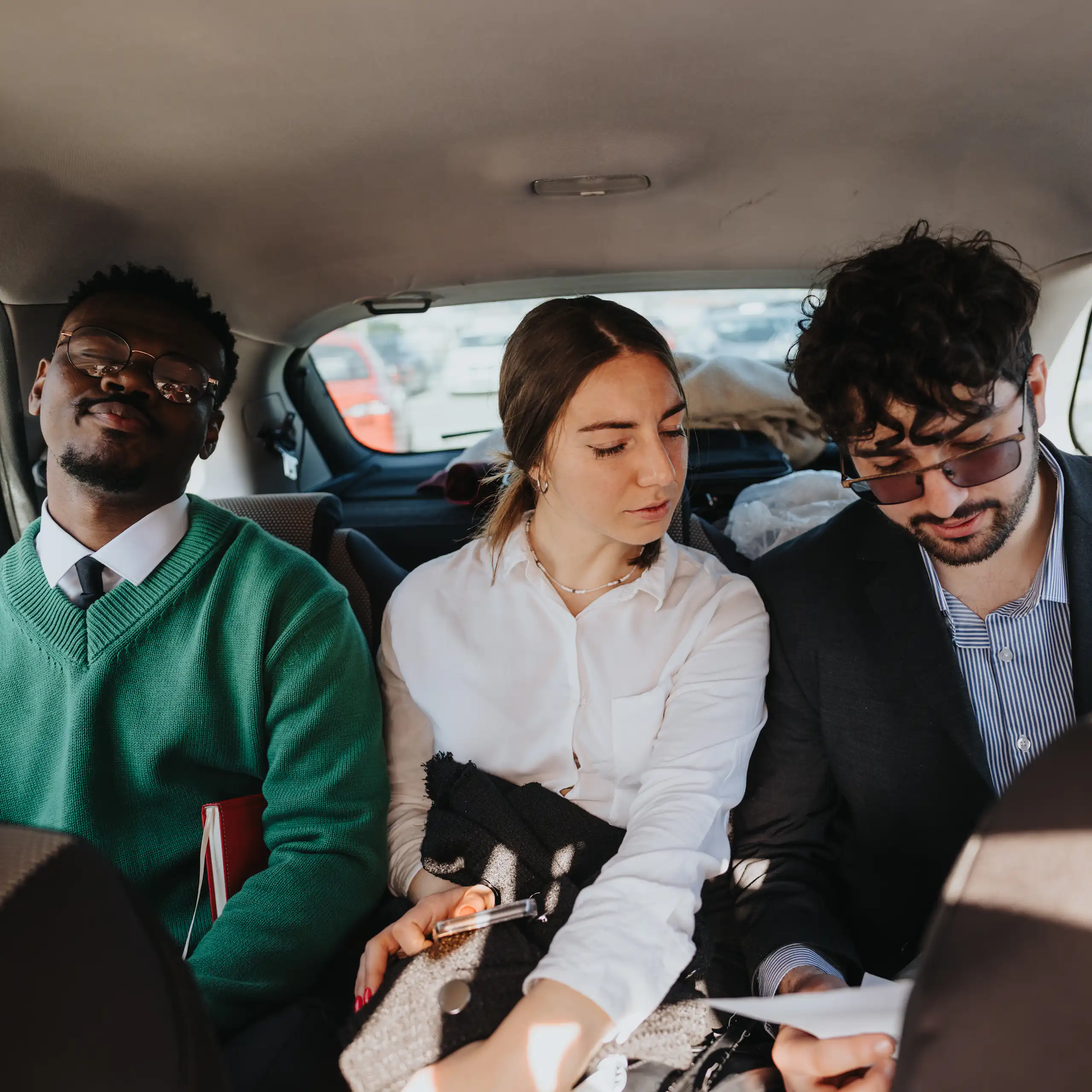 Trois jeunes dans une voiture pour un covoiturage
