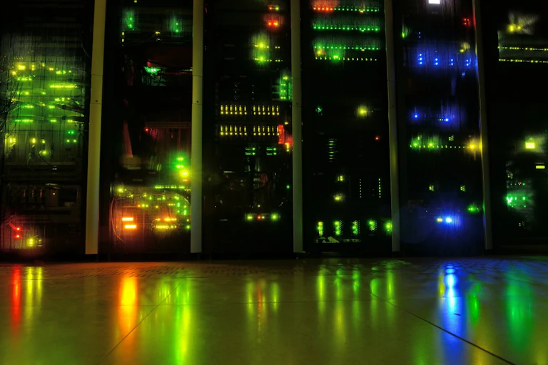 Computadores que emeten llums roges, verdes i blaves.