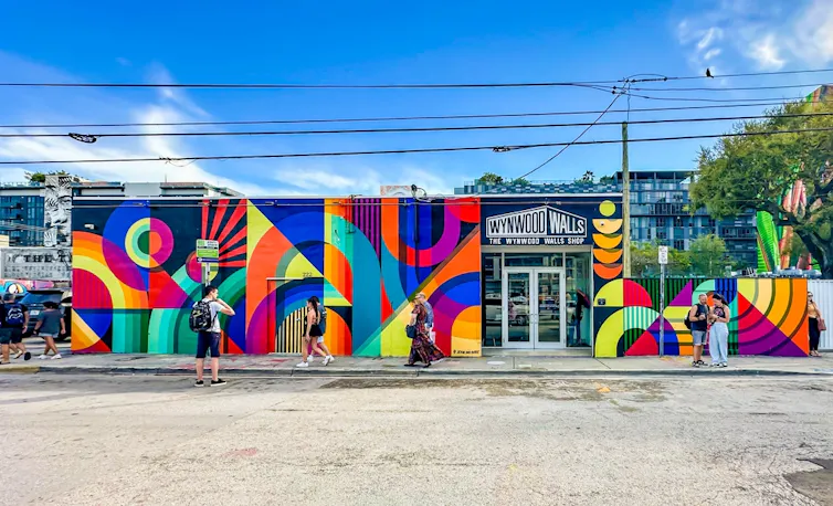 Entrada a una tienda y paredes pintadas.