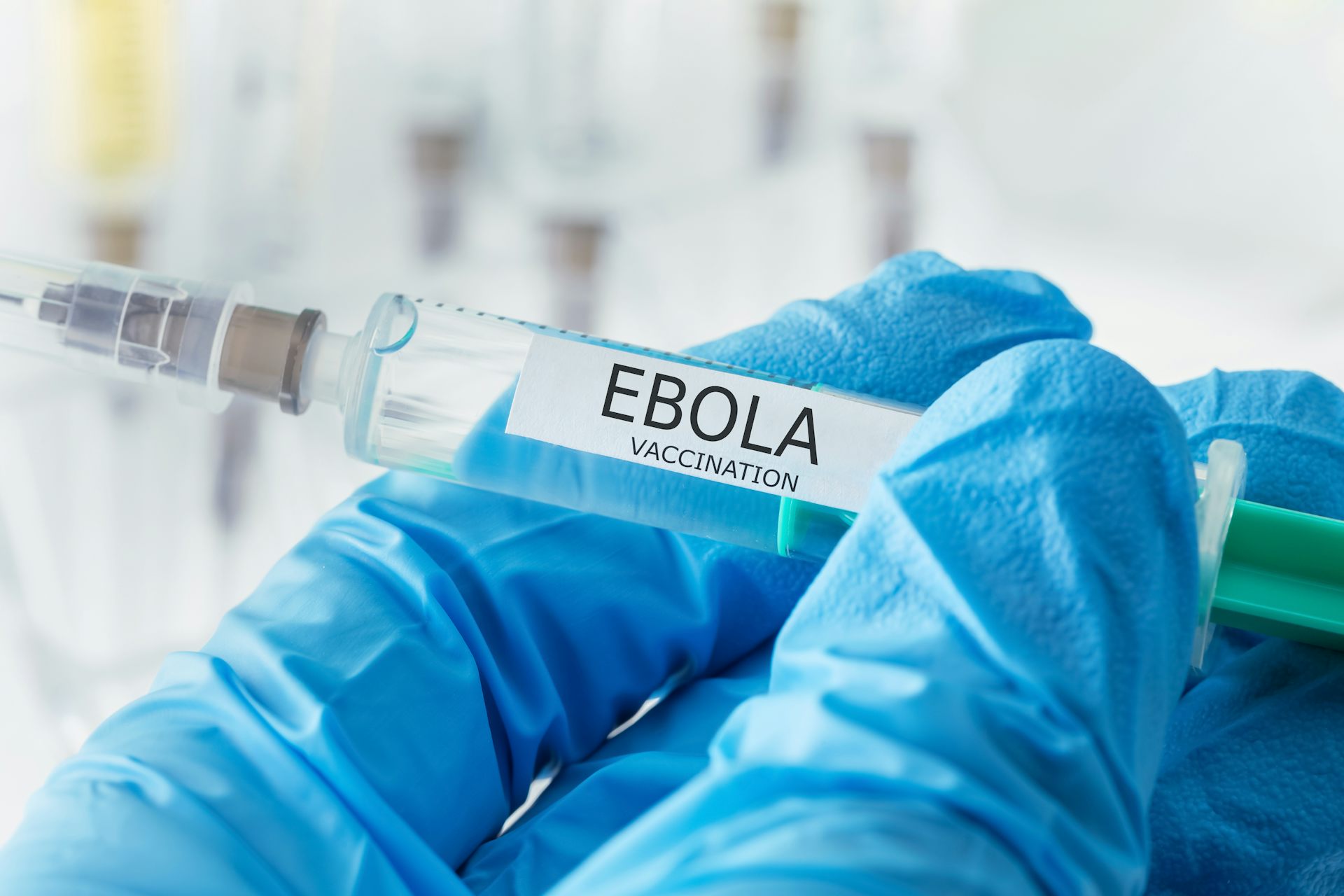Une seringue sur laquelle est écrite "Ebola vaccination".