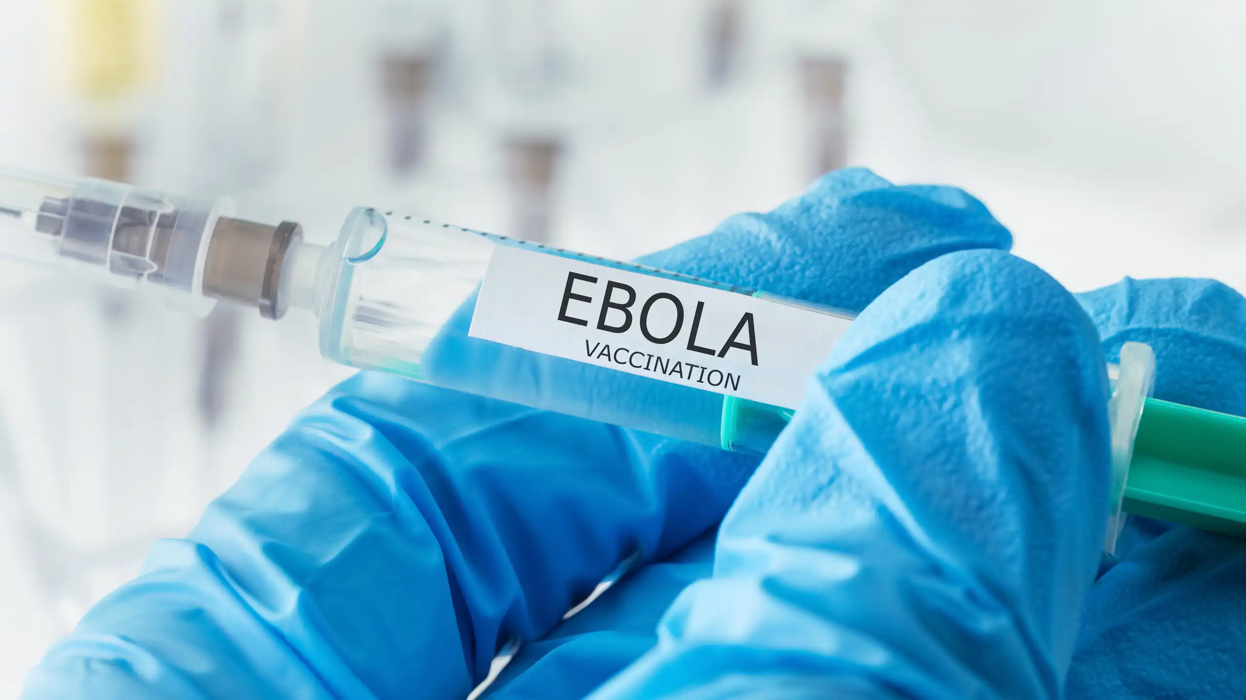 Une seringue sur laquelle est écrite "Ebola vaccination".