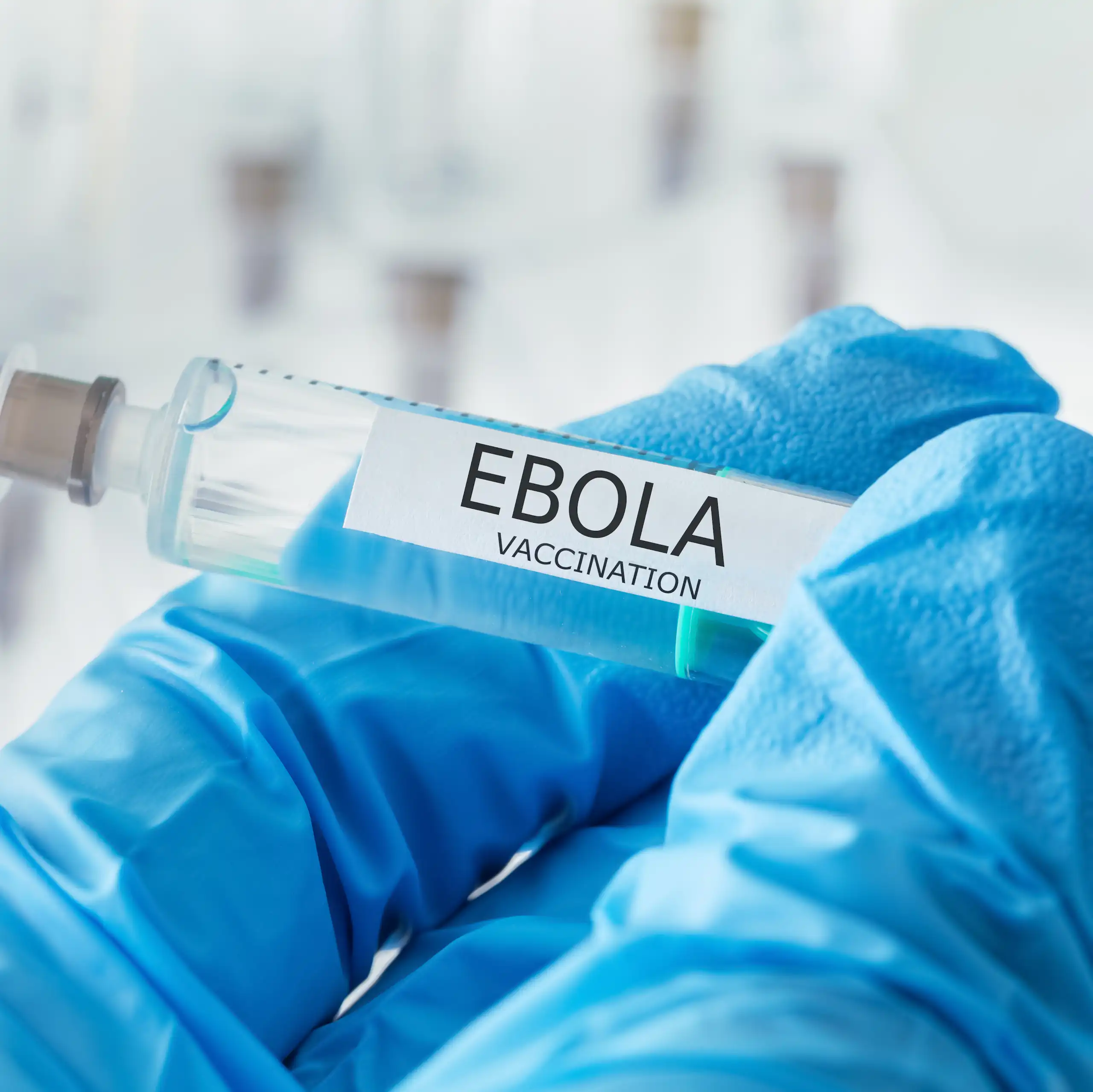 Une seringue sur laquelle est écrite "Ebola vaccination".